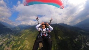 Beim Weltrekord-Sprung wechselten sich Pilot Durogati und der 22-Jährige mit dem Haareschneiden ...