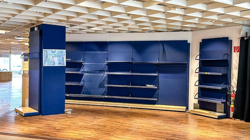 The furniture in the store, such as this wall of shelves, is now being auctioned off. (Bild: Aurena)