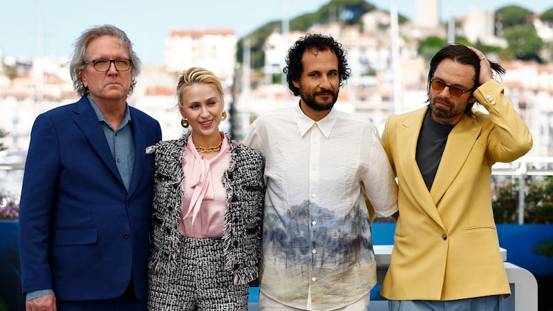 Ali Abbasi "The Apprentice" filminin başrol oyuncuları Martin Donovan, Maria Bakalova ve Sebastian Stan ile Cannes'da (Bild: APA/AFP/Sameer Al-Doumy)