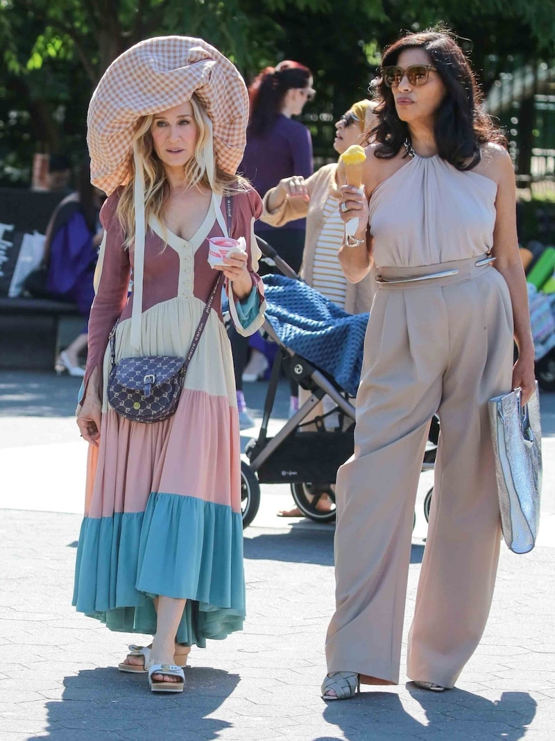 Sarah Jessica Parker és Sarita Choudhury az "És csak úgy ..." új évadának forgatásán. (Bild: Photo Press Service)