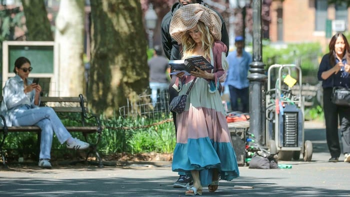 Sarah Jessica Parker sorgt mit ihrem XXL-Hut für Lacher.