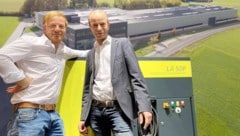 Werner und Johannes (r.) Landrichinger sind die Eigentümer und Geschäftsführer der LASCO Heutechnik GmbH. (Bild: Krone KREATIV/LASCO Heutechnik GmbH)