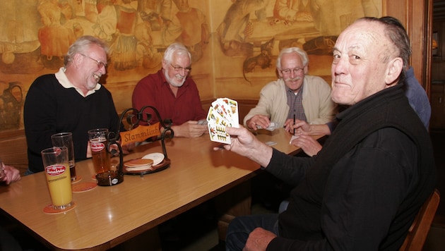 Playing cards instead of sitting at home alone. (Bild: Mathis Fotografie)