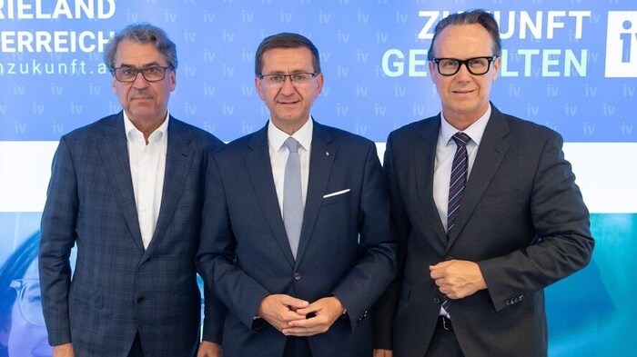 Stefan Pierer (l.) und Joachim Haindl-Grutsch (r.) von der Industriellenvereinigung Oberösterreich mit Wirtschaftslandesrat Markus Achleitner.