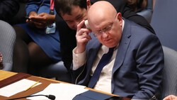 Das Ziel Russlands, sei ein ganz anderes, werfen Kritiker dem russischen Vertreter Wassili Nebensja (Bild) nach der Abstimmung vor. (Bild: AFP/Getty Images/Spencer Platt)