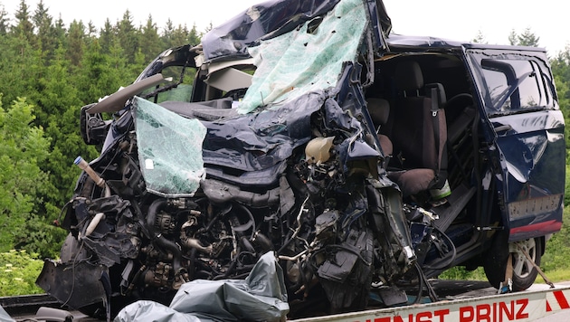 Die Front des Kleintransporters wurde bis zur Fahrgastzelle völlig deformiert (Bild: laumat)