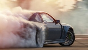 Bei Burnouts gaben die Tuning-Fans „Gummi“, die Anrainer waren verärgert. (Bild: stock.adobe.com)