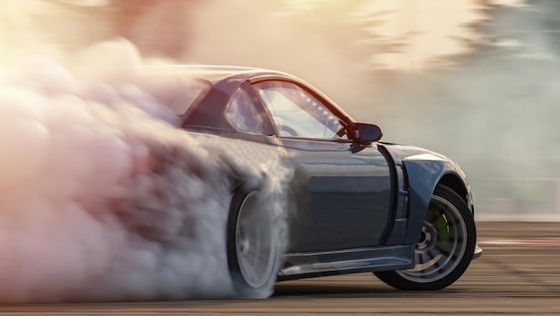 Bei Burnouts gaben die Tuning-Fans „Gummi“, die Anrainer waren verärgert. (Bild: stock.adobe.com)