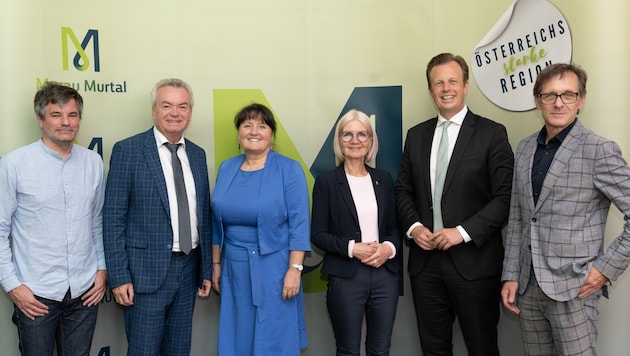 Presentation of the new mobility campaign in Zeltweg: Member of Parliament Wolfgang Moitzi (SPÖ), Head of Transport and Deputy Governor Anton Lang (SPÖ), Regional Chairwoman and President of Parliament Manuela Khom (ÖVP), President of Parliament and Deputy Regional Chairwoman Gabriele Kolar (SPÖ), Regional Health Councillor Karlheinz Kornhäusl (ÖVP) and GF Regional Management Günter Leitner (from left to right). (Bild: Land Steiermark)