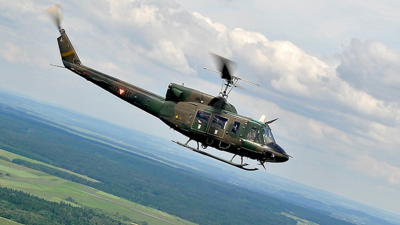 An Augusta Bell 212 helicopter will explore the landing zone (archive image). (Bild: APA Österreich Bild/HERBERT NEUBAUER)