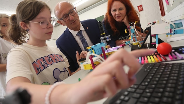 During a visit to Kematen secondary school, LH Anton Mattle and LR Cornelia Hagele looked over the pupils' shoulders as they programmed and built robots. (Bild: Birbaumer Christof)