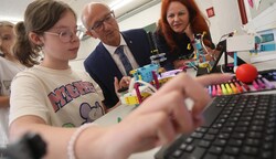 Beim Besuch der Mittelschule Kematen blickten LH Anton Mattle und LR Cornelia Hagele den Schülerinnen und Schülern beim Programmieren und dem Bau von Robotern über die Schulter. (Bild: Birbaumer Christof)