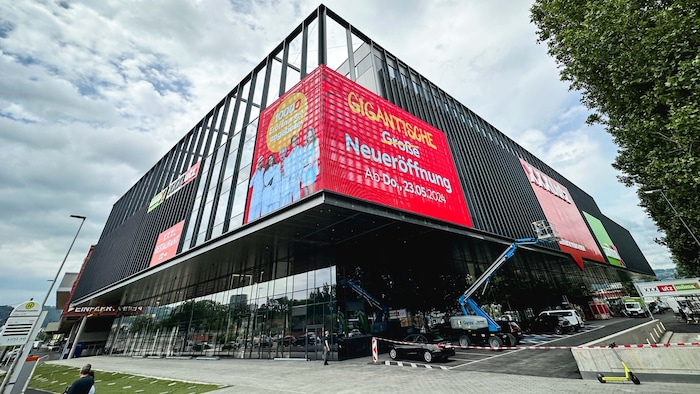 Der neue XXXLutz verfügt über eine gigantische LED-Leinwand.