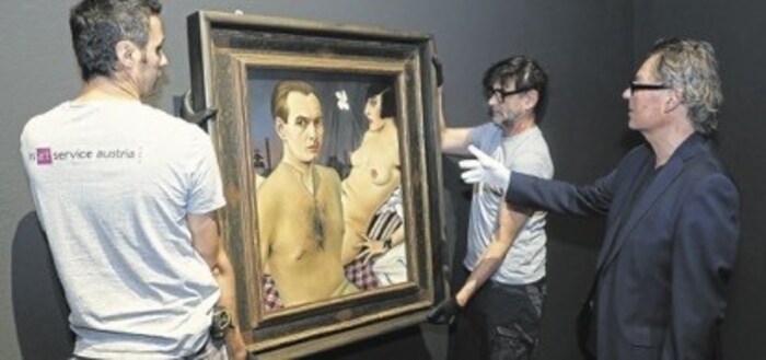 Hans-Peter Wipplinger bei der Hängung des  „Selbstportait mit Modell“ von Christian Schad.