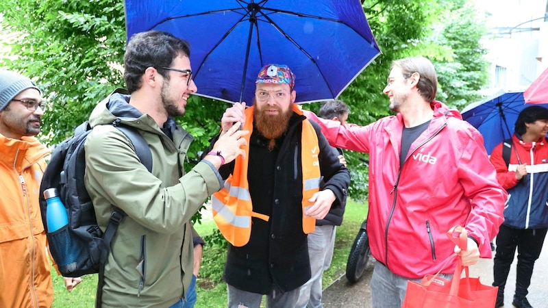 Die zentralen Forderungen der Essenslieferanten formulierte Fabian Warzilek (Mitte): „Mehr Gehalt und bessere Absicherung.“ (Bild: Birbaumer Christof)