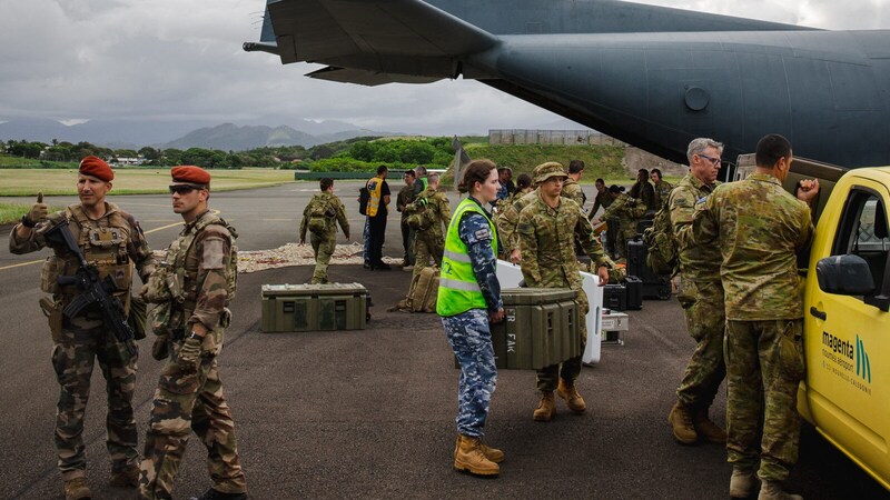 Yardım görevlileri turistleri tahliye etmeye hazırlanıyor. (Bild: APA/AFP/Australian Department of Defence/Handout)