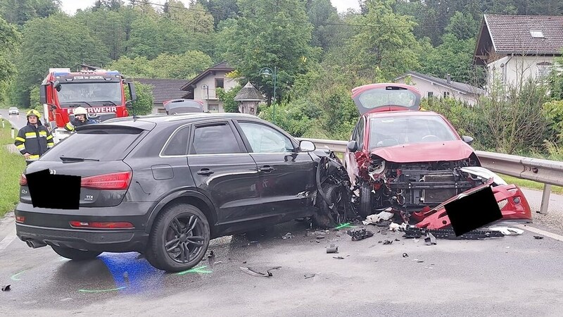 Beide Autos wurden bei dem Aufprall schwer beschädigt. (Bild: FF Stein im Jauntal)