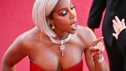 Huch, was war da denn los? Kelly Rowland rastete am roten Teppich in Cannes völlig aus. (Bild: APA/Antonin THUILLIER)