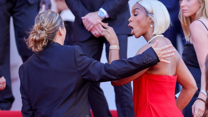 Ancak daha sonra Rowland bir güvenlik görevlisine sözlü tacizde bulundu.