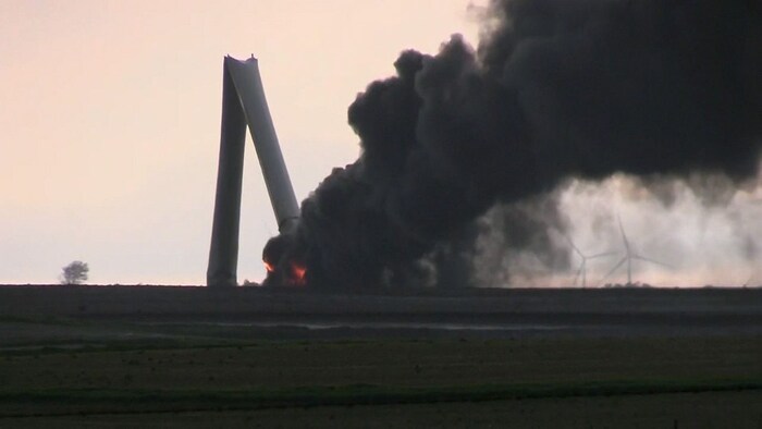 Ein Tornado knickte dieses Windrad ein – es ging schließlich in Flammen auf.