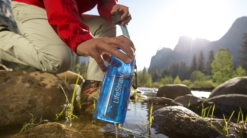 Die LifeStraw-Filter gehören bei längeren Touren in jeden Rucksack. (Bild: Adam Barker)