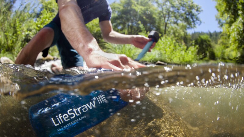 LifeStraw hat auch Trinkflaschen mit Filtersystemen im Programm, die man überall und jederzeit bedenkenlos mit Wasser auffüllen kann. (Bild: Adam Barker)