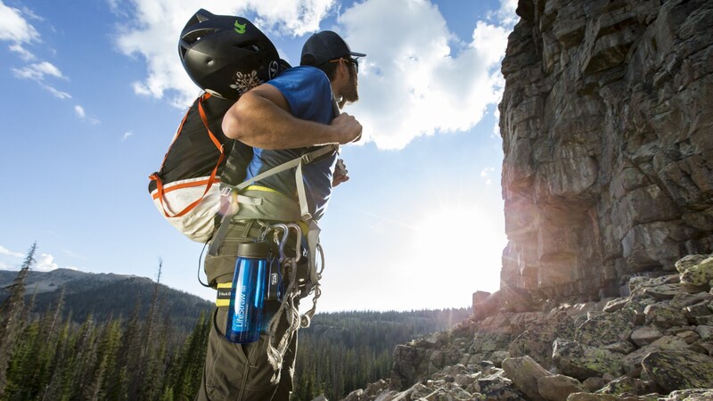 Gerade für Bergsteiger und Wanderer sind die LifeStraw-Produkte ideal.  (Bild: Adam Barker)