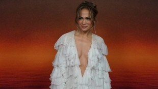 Jennifer Lopez wählte für einen Pressetermin in Mexico City ein besonders freizügiges Outfit.  (Bild: APA/AP Photo/Marco Ugarte)