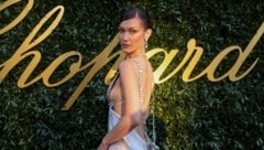 Bella Hadid verzauberte mit einem fantastischen Kleid – XL-Rückenausschnit und Sideboob inklusive! (Bild: AP ( via APA) Austria Presse Agentur/Vianney Le Caer/Invision/AP)