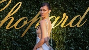 Bella Hadid verzauberte mit einem fantastischen Kleid – XL-Rückenausschnit und Sideboob ...
