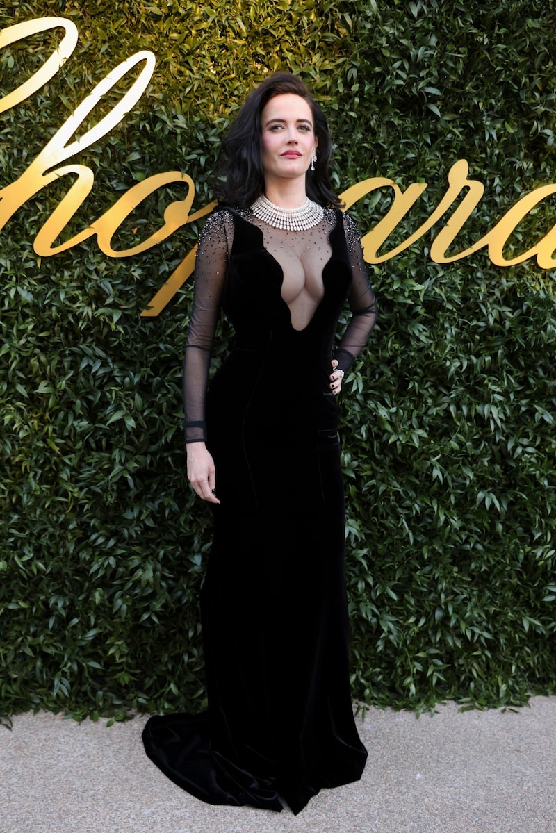 Aktris Eva Green ise transparan unsurlar içeren siyah elbisesiyle göz doldurdu. (Bild: AP ( via APA) Austria Presse Agentur/Vianney Le Caer/Invision/AP)