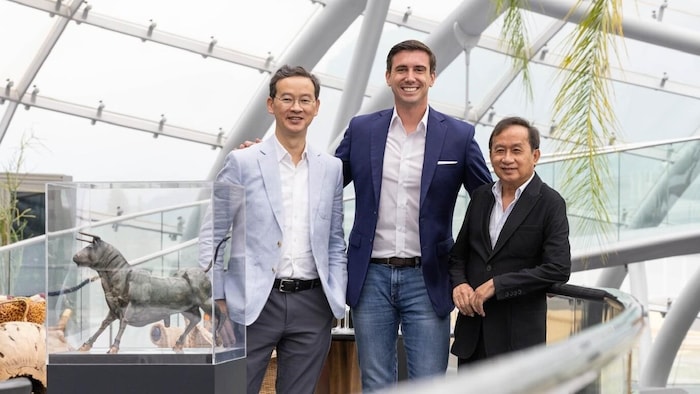 The owners Chalerm (right) and Saravoot Yoovidhya with Mark Mateschitz demonstrate unity.