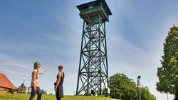 Die Aussichtswarte als Blickfang auf unserer Weinwanderung. (Bild: Weges)