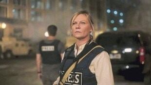 Keine klassischen Rollenklischees mehr – es sind komplexe Frauenfiguren gefragt. Kirsten Dunst zeigt uns dies in ihrem neuen Kinohit „Civil War“. (Bild: 2024 A24/DCM)