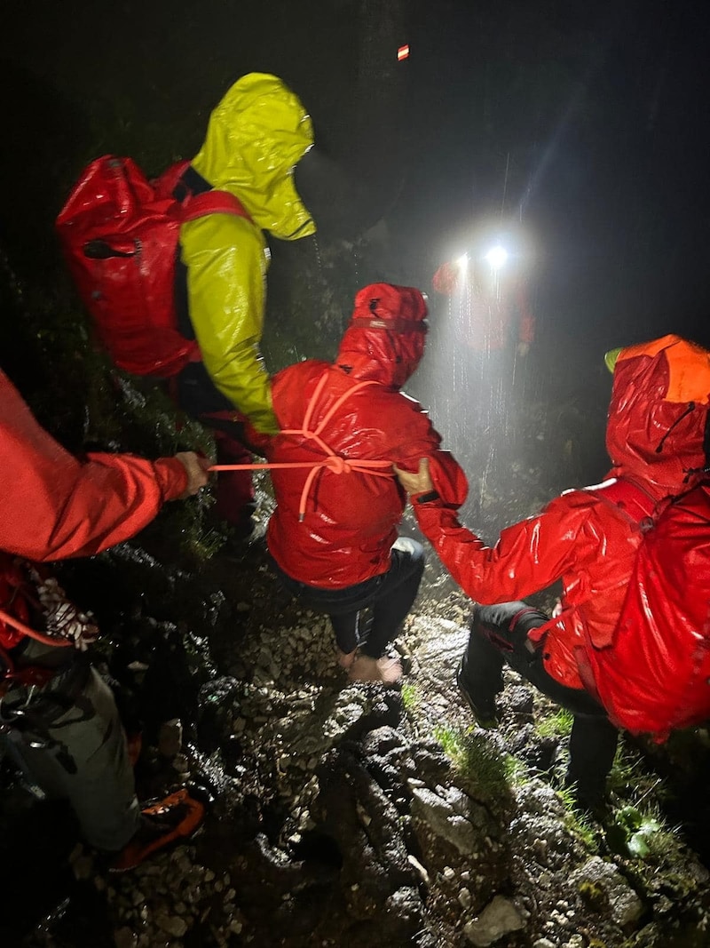 Im starken Regen war der Abstieg vom Traunstein herausfordernd – der Barfußwanderer war gut gesichert (Bild: Bergrettung Gmunden)