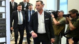 Benko am Weg zu seiner Befragung im Parlament. (Bild: APA/HELMUT FOHRINGER)