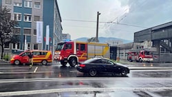 In Eggenberg wirbelt ein Tornado, zahlreiche Notrufe trudeln ein – die „Krone“ war mit auf Einsatz. (Bild: Jörg Schwaiger)