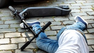 Die Polizei in Bremen hat einen jungen Mann mit seinem Scooter gerammt, der zuvor eine Frau sexuell belästigt hatte (Symbolbild). (Bild: APA/Andrey Popov)