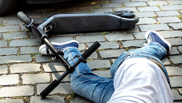 There was a painful collision between a scooter driver and a car on a sidewalk. (Bild: APA/Andrey Popov)