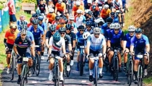 19 Teams nehmen heuer am Giro-E teil, der auf verkürzten Original-Etappen des Giro d’Italia führt und 2019 zum ersten Mal stattfand. Die Teamkapitäne sind meist ehemalige Radprofis. Für die Hobby-Fahrer ist der Giro-E ein unvergessliches Erlebnis. (Bild: A. Garofalo)