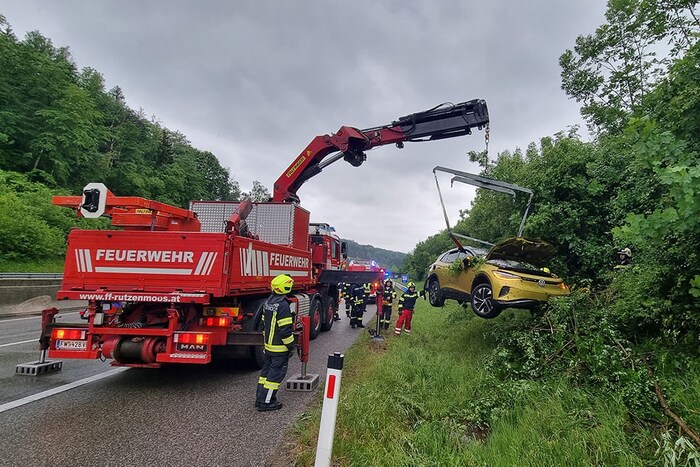Schlussendlich konnte der Pkw abgeschleppt werden.