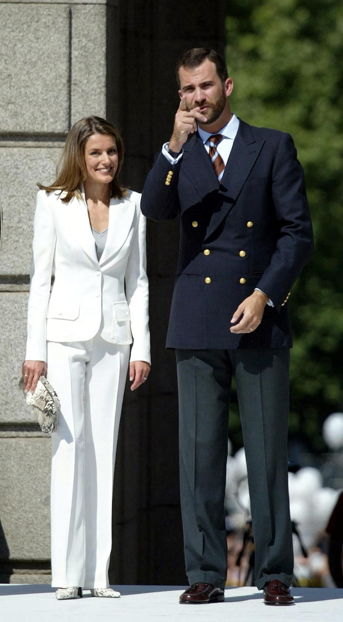Letizia nişan fotoğrafına 2004 yılında Armani marka beyaz bir pantolon takım elbise giyerek geldi.
