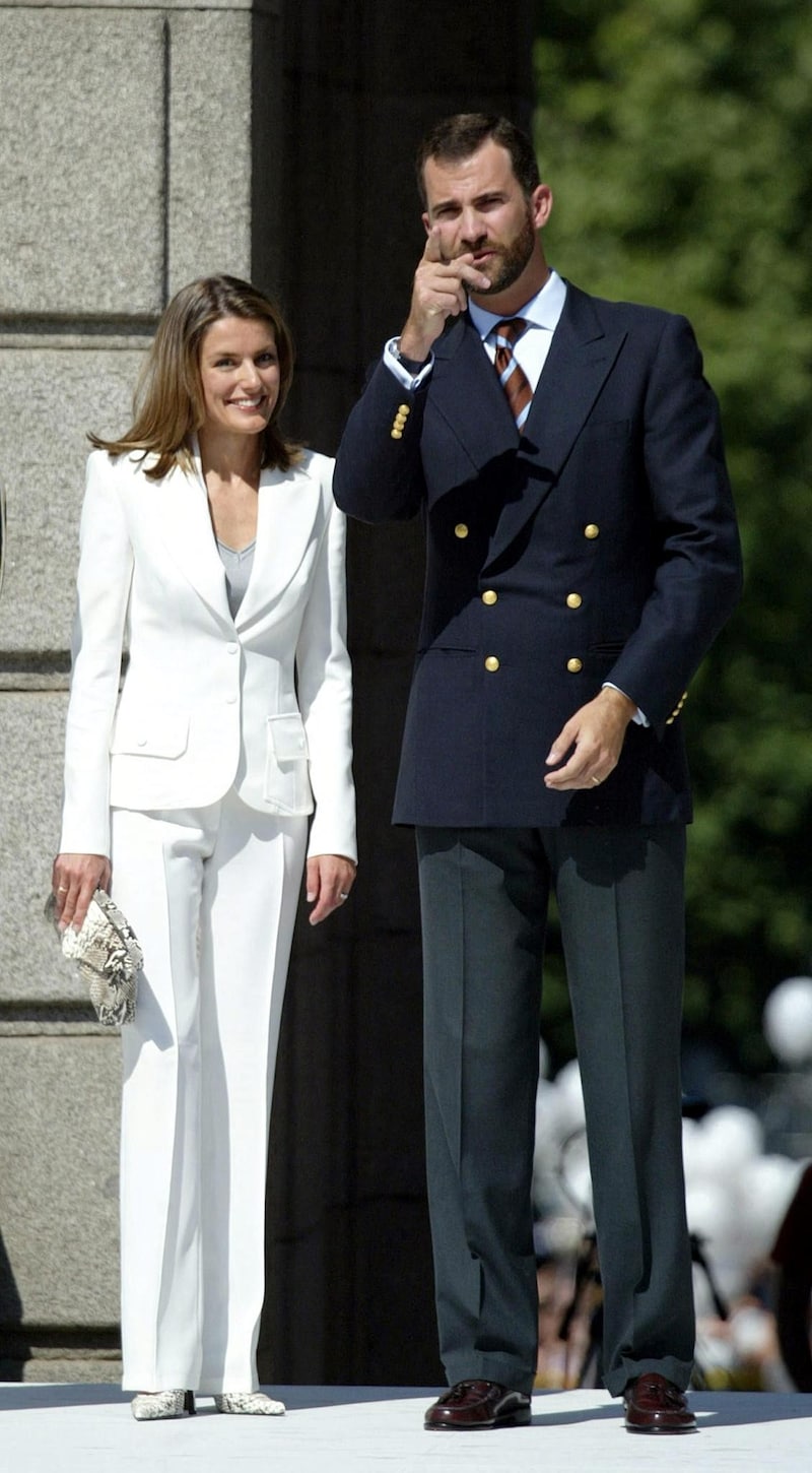 Letizia came to the engagement photo in 2004 wearing a white trouser suit by Armani. (Bild: AFP/APA/JOSE CARO)