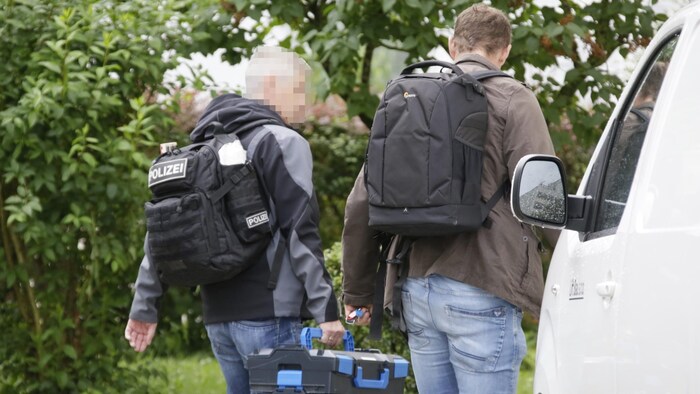 Ermittler auf dem Weg zum Tatort in Burghausen