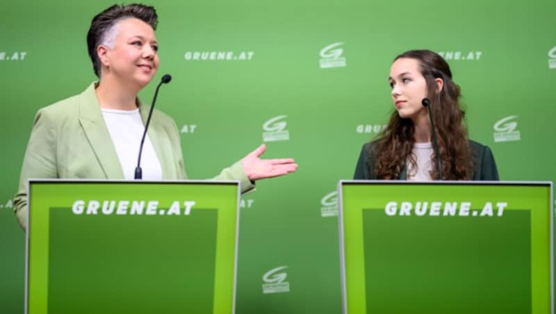 Lena Schilling und die grüne Generalsekretärin Olga Voglauer nahmen zu den jüngsten Vorwürfen Stellung. (Bild: APA/MAX SLOVENCIK)