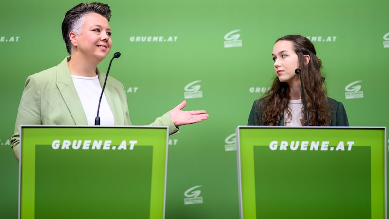 Green EU lead candidate Lena Schilling is under massive pressure. Nevertheless, Secretary General Olga Voglauer (left) once again hit the wall on Wednesday. (Bild: APA/MAX SLOVENCIK)