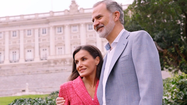 King Felipe and Queen Letizia at a photo shoot in honor of their 20th wedding anniversary. (Bild: picturedesk.com/MC Boti / Action Press / picturedesk.com)