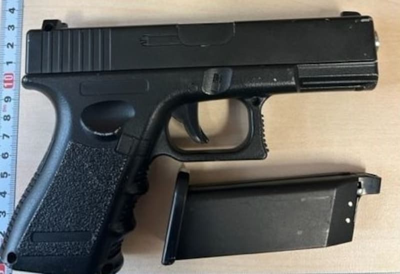 The fake police officer threatened the two men with this weapon. (Bild: LPD Wien)