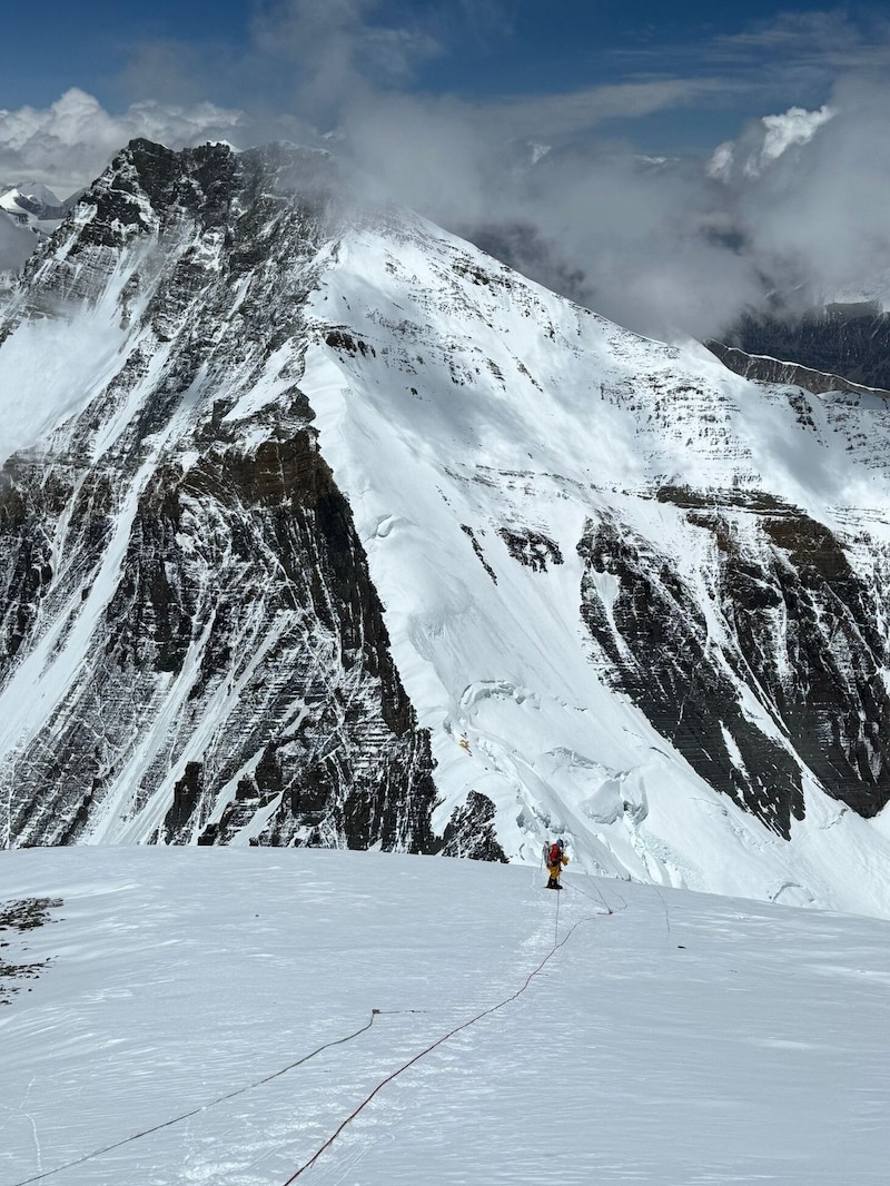 Entlang von zuvor verlegten Fixseilen geht es in Richtung Mount Everest-Gipfel. (Bild: Lukas Furtenbach)