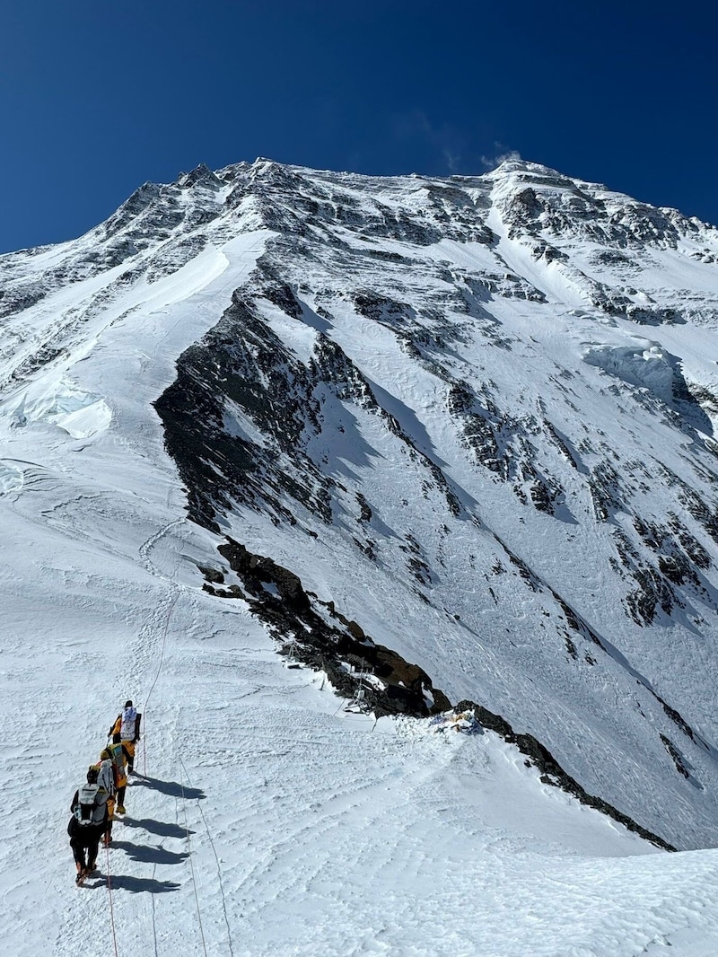 Bergsteiger auf dem Weg zum Mount Everest (Bild: Lukas Furtenbach)